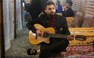  مدافع آبی‌های جنوب، خواننده شد! 