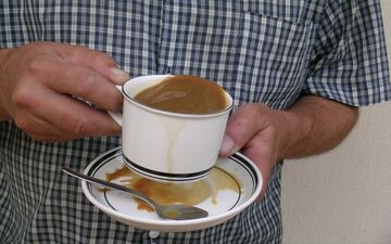 لرزش بدن هشداردهنده این بیماری هاست/ ۷ روش درمان ساده و تخصصی