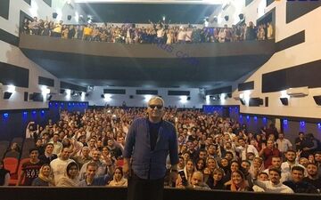 عکس دسته جمعی مهران مدیری با تماشاگران در سینما