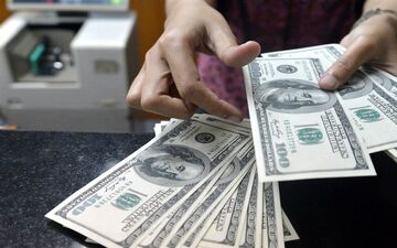 قیمت خرید دلار در بانک‌ها امروز ۹۸/۰۴/۱۲|قیمت دلار ثابت ماند/ یورو رشد کرد