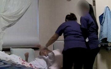 رفتار بی‌شرمانه پرستاران با بیمار سالخورده! +فیلم 