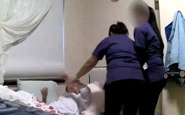 رفتار بی‌شرمانه پرستاران با بیمار سالخورده! +فیلم 