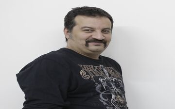 عکسی دیدنی از پدری کردن آقای کارگردان چاق و باحال