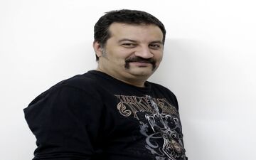 عکسی دیدنی از پدری کردن آقای کارگردان چاق و باحال