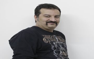 عکسی دیدنی از پدری کردن آقای کارگردان چاق و باحال