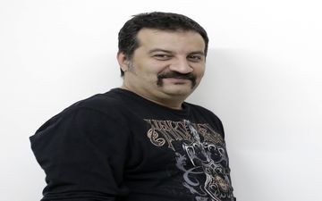 عکسی دیدنی از پدری کردن آقای کارگردان چاق و باحال