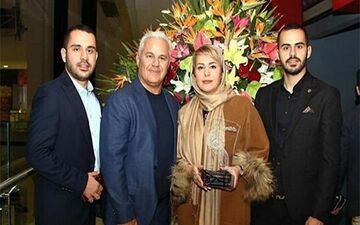 اسطوره پرسپولیس در کنار همسر و فرزندانش