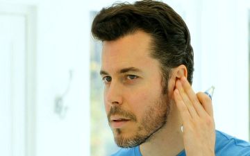 چگونه می توان از شر موهای ناخواسته گوش خلاص شد؟