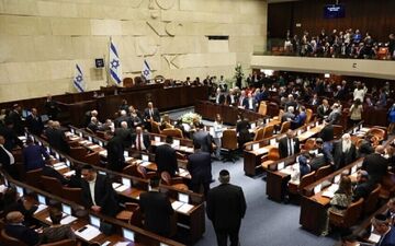 مخالفان نتانیاهو در نظرسنجی‌ها پیشتاز انتخابات کنست اسرائیل