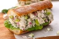 ساندویچ سالاد تن، گزینه‌ای خنک و ساده برای پیک‌نیک تابستانی