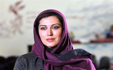 حضور مهتاب کرامتی و خواهران منصوریان برای تماشای بازی ایران وایتالیا 