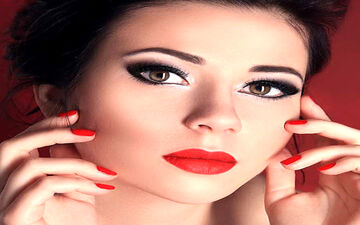 چطور رنگ لاک ناخن را با آرایش ست کنیم تا شیک بنظر برسیم؟