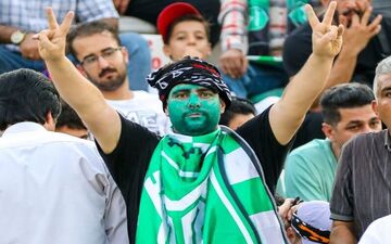 فیلم | آتش‌بازی هواداران خیبر پیش از سوت آغاز بازی با پرسپولیس