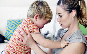 وقتی کودکمان عصبانی میشود، چگونه رفتار کنیم؟