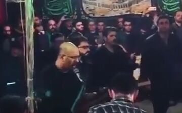 مداحی صداپیشه جناب خان در هیات خوزستانی‌ها+فیلم