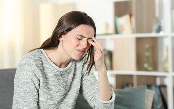 دلایل سوزش چشم پس از بوتاکس و روش‌های درمان آن