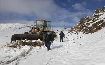 بازگشایی راه ارتباطی ۳۰ روستای دور افتاده در تکاب