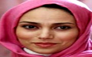 مرجانه شکوفکی، تک و تنها در قطار مترو (عکس)