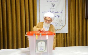 آیت‌الله نوری همدانی رأی خود را به صندوق انداخت

