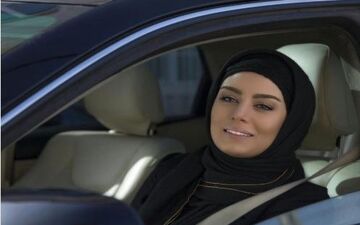 تیپ ماشین سواری سحر قریشی در فیلم خالتور (عکس)