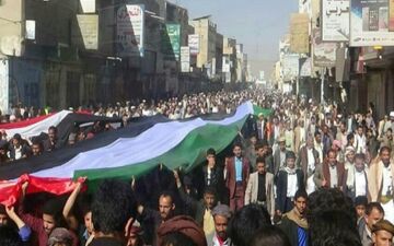 خروش هزاران یمنی در صنعا و الحدیده در حمایت از مردم فلسطین
