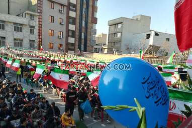 نواختن زنگ گلبانگ انقلاب توسط معاون پرورشی و فرهنگی وزارت آموزش و پرورش