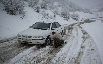 
تردد در محورهای کوهستانی زنجان با استفاده از زنجیر چرخ امکانپذیر است
