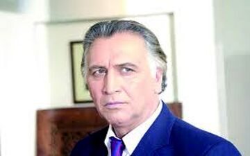احمد نجفی به همراه همسر اوکراینی و فرزندانش