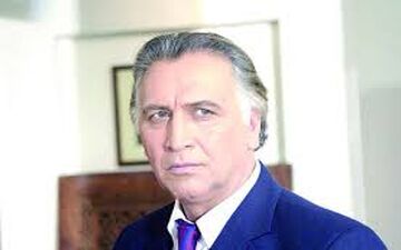 احمد نجفی به همراه همسر اوکراینی و فرزندانش