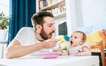 چطور بدانیم تغذیه ی کودکمان به اندازه ی کافی است؟ | اصول شیردهی به نوزاد| میزان شیر مورد نیاز نوزاد
