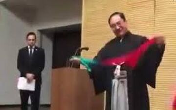 شعبده‌بازی سفیر ژاپن با پرچم ایران!+ فیلم