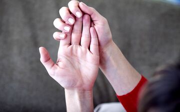 علت برجستگی ناخن ها چیست؟