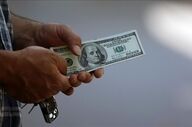 دریافت دلار سهمیه‌ای از امروز؛ شرایط جدید بانک مرکزی