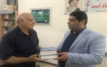 تجلیل رضاخانی با اهدای کتاب رمان تاریخی تگرگ از رئیس اداره فرهنگ و ارشاد سرپل‌ذهاب