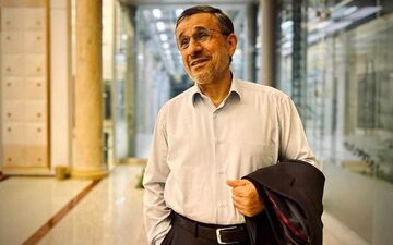 انتظار خبرنگاران برای حضور احمدی نژاد در ستاد انتخابات + ویدئو