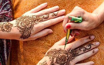  چگونه رنگ حنا را از روی پوست و ناخن پاک کنیم؟ 