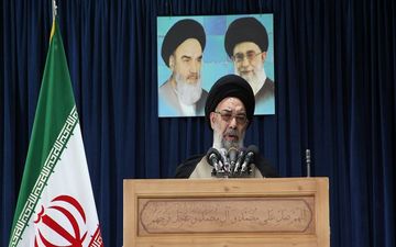 امام جمعه اصفهان: کارگری که چند ماه حقوق نگرفته با کنسرت شاد نمی‌شود