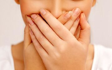 علت بوی بد دهان و درمان خانگی برای آن