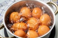 افزودن نمک به آب جوش: یک راز آشپزی برای آبپز کردن تخم‌مرغ