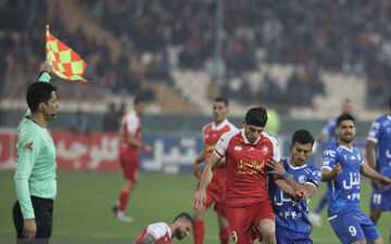 استقلال در یک‌قدمی پرسپولیس ماند/ دربی و VAR به نفع سپاهان!