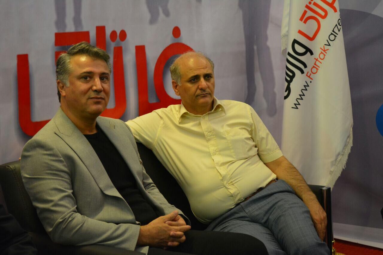 گزارش تصویری / محمد رضا عیوضی خواننده خوش صدای پاپ ایران در غرفه فرتاک نیوز