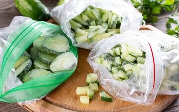 روش صحیح فریز کردن خیار برای ماسک و سالاد
