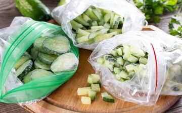 روش صحیح فریز کردن خیار برای ماسک و سالاد