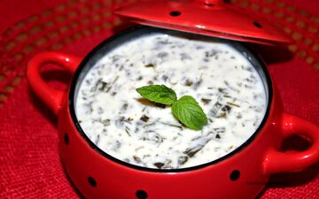 طرز تهیه آش ماست؛ غذایی سبک، مقوی و مناسب برای تمام فصول