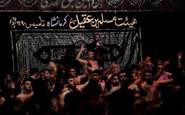 سینه زنی پرشور حسینی در هیئت مسلم ابن عقیل