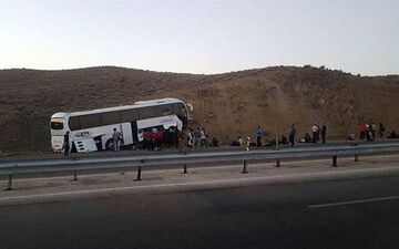 تصادف اتوبوس در محور تهران- قم/۲۲نفر مصدوم و ۲ نفر فوت شدند