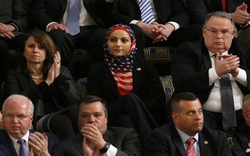 پوشش عجیب یک زن در سخنرانی ترامپ
