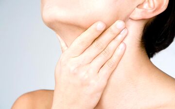 اسپاسم حنجره یا لارنگواسپاسم چیست؟ علائم اسپاسم حنجره را بدانید