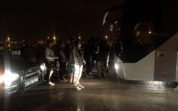  هواداران خشمگین جلوی اتوبوس را گرفتند !