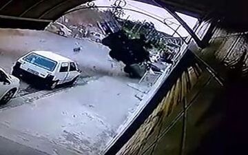 ویدیو/ پرواز وحشتناک یک کامیون در خیابان! 